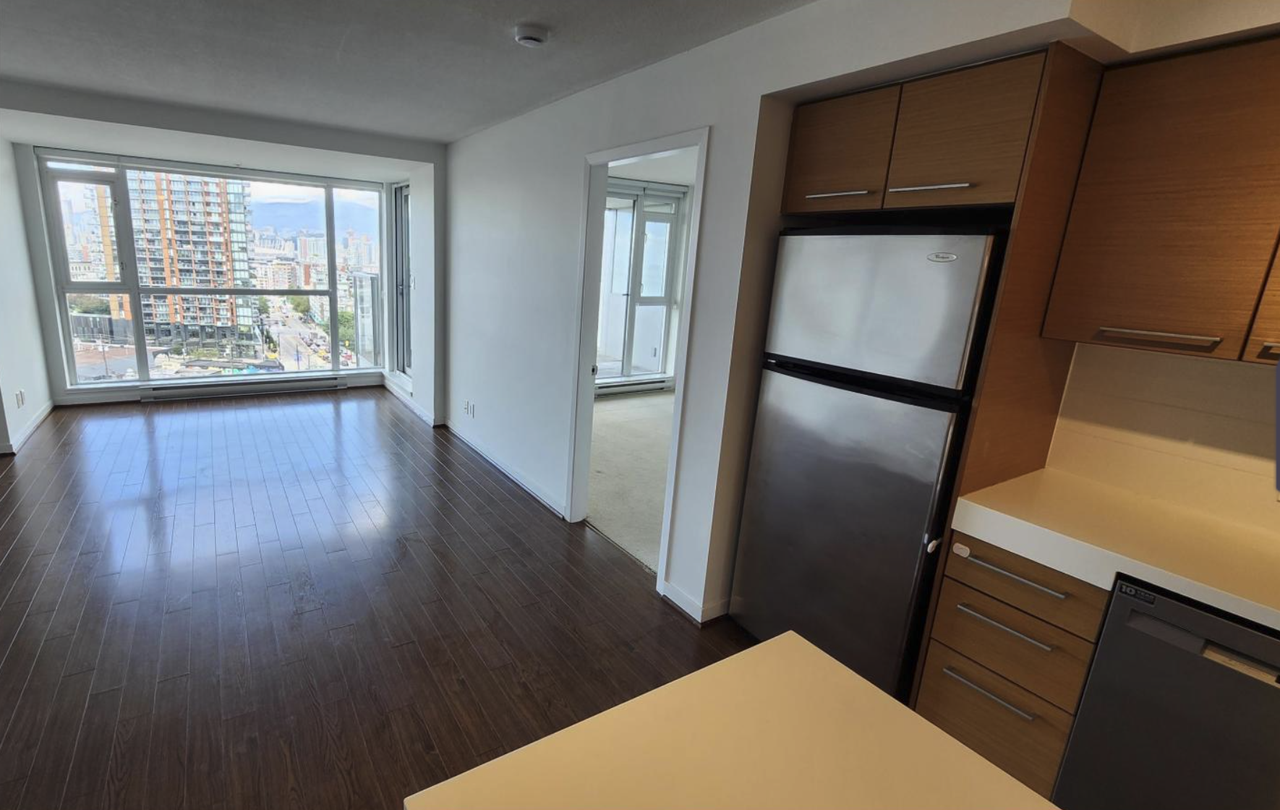 2770 Sophia St - Photo 3 of 17