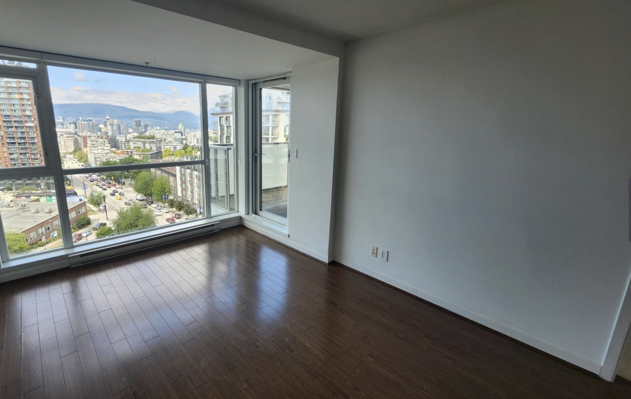 2770 Sophia St - Photo 5 of 17