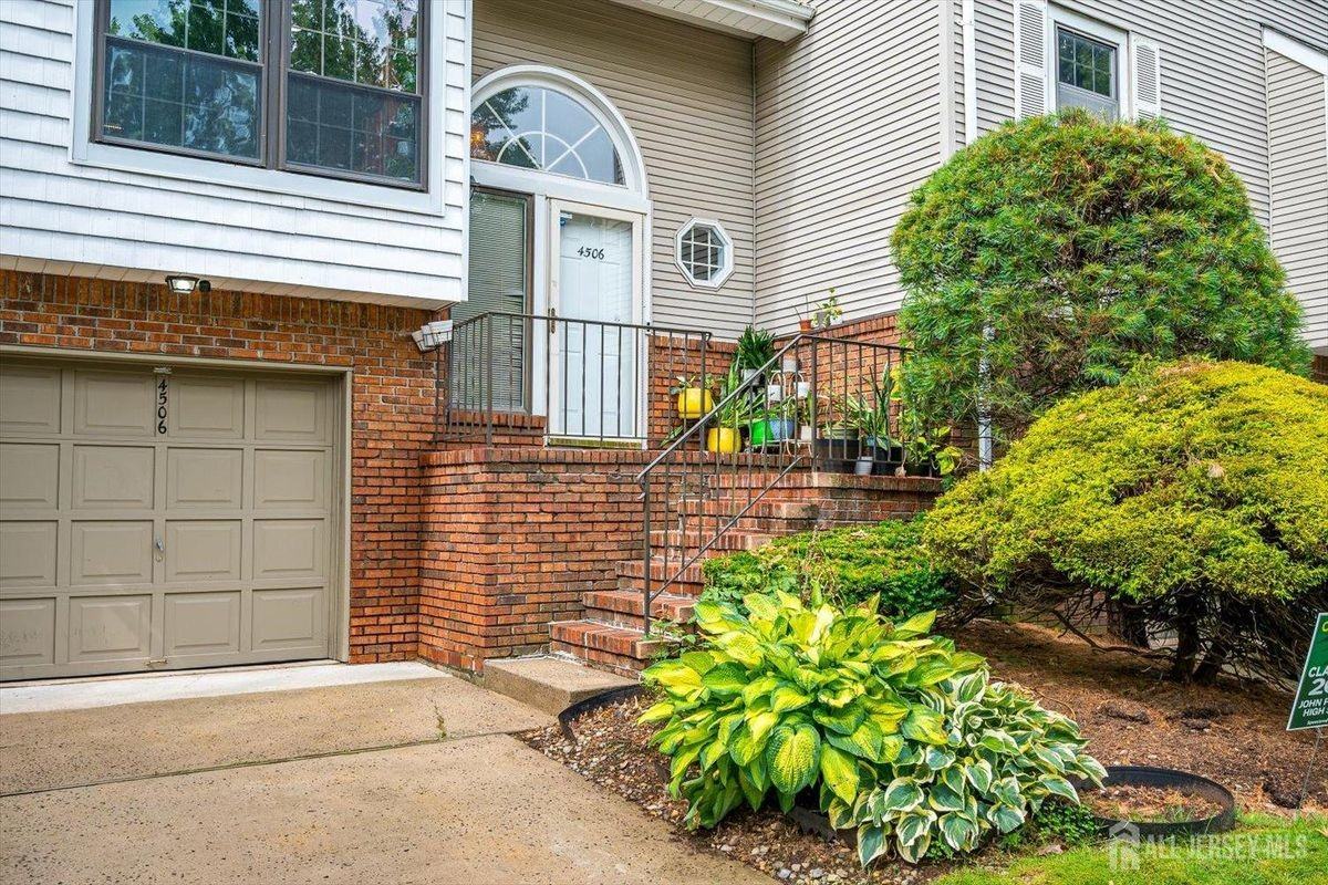4506 Stonehedge Rd - Photo 4 of 50
