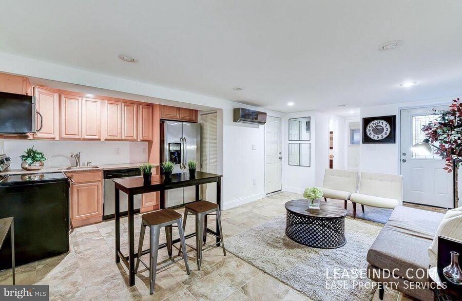 31 T St Nw #B - Photo 3 of 8
