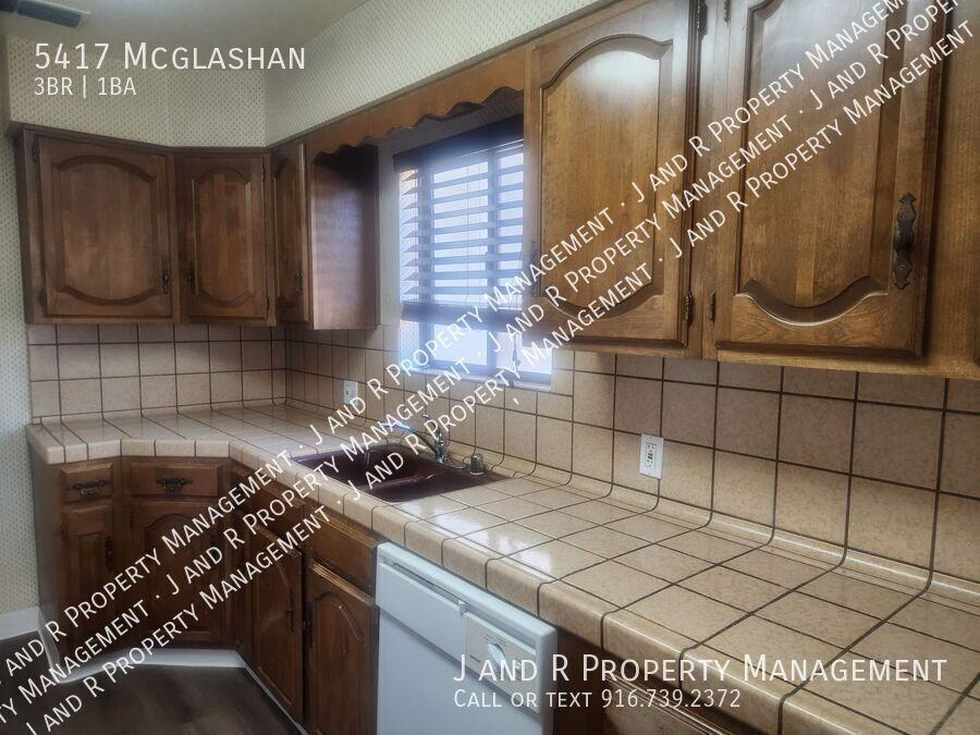 5417 Mcglashan St - Photo 5 of 20