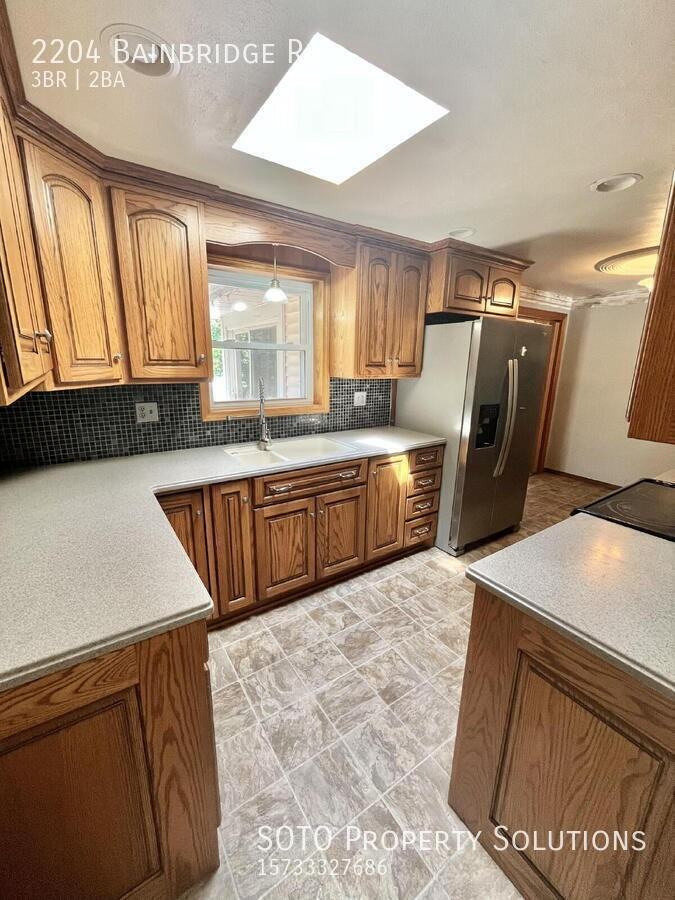 2204 Bainbridge Rd - Photo 5 of 50