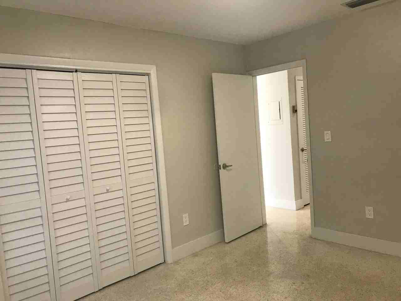 1045 Sw 12th St - Photo 2 of 5