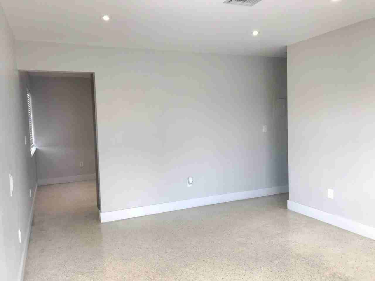 1045 Sw 12th St - Photo 3 of 5