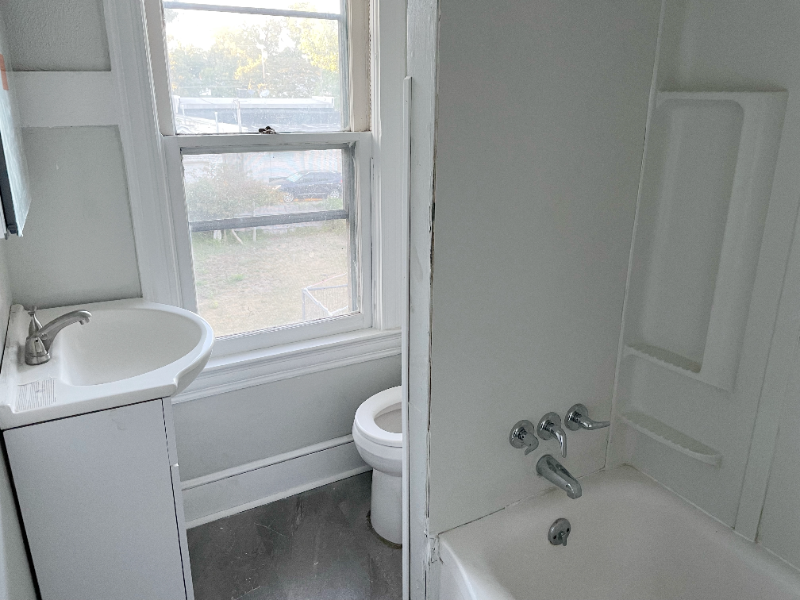 402 Howard St - Photo 7 of 10