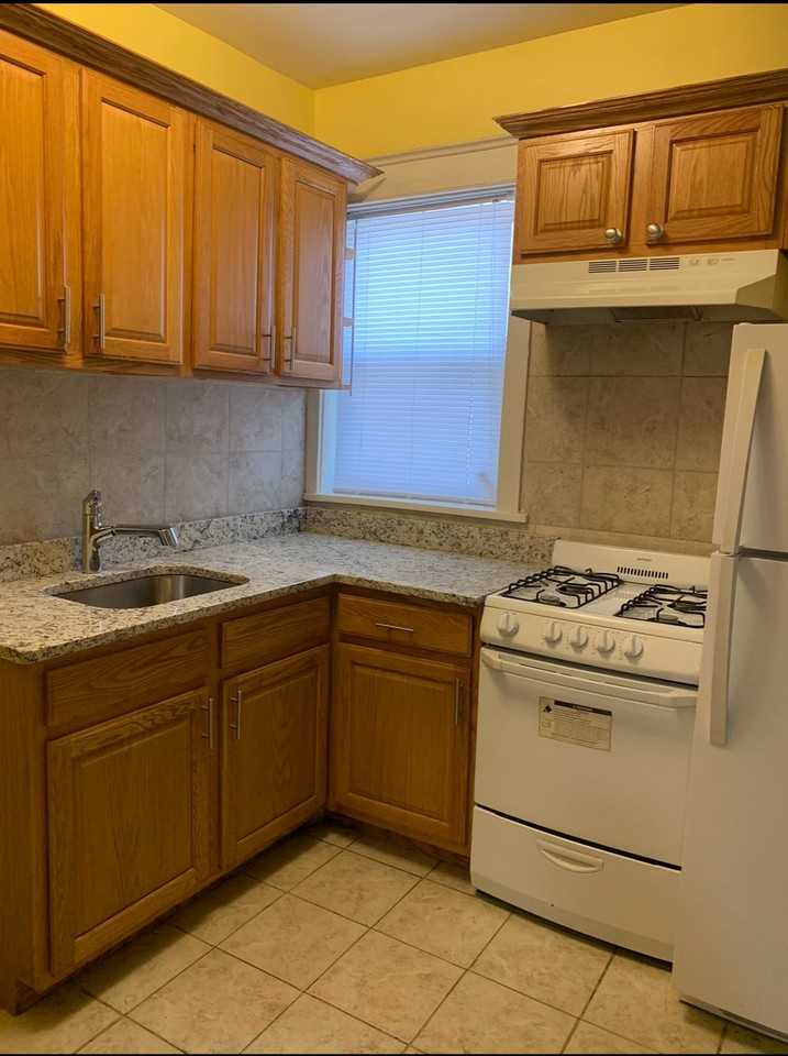 1152 Lyman Ave #1R - Photo 2 of 16