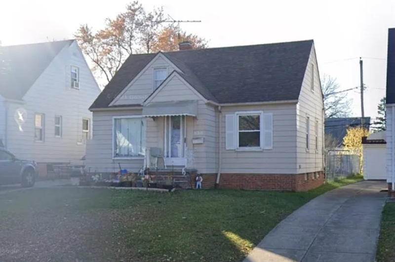 21210 Kenyon Dr - Photo 2 of 11