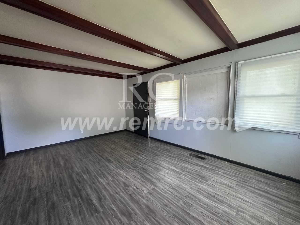 605 Pixley St - Photo 7 of 11