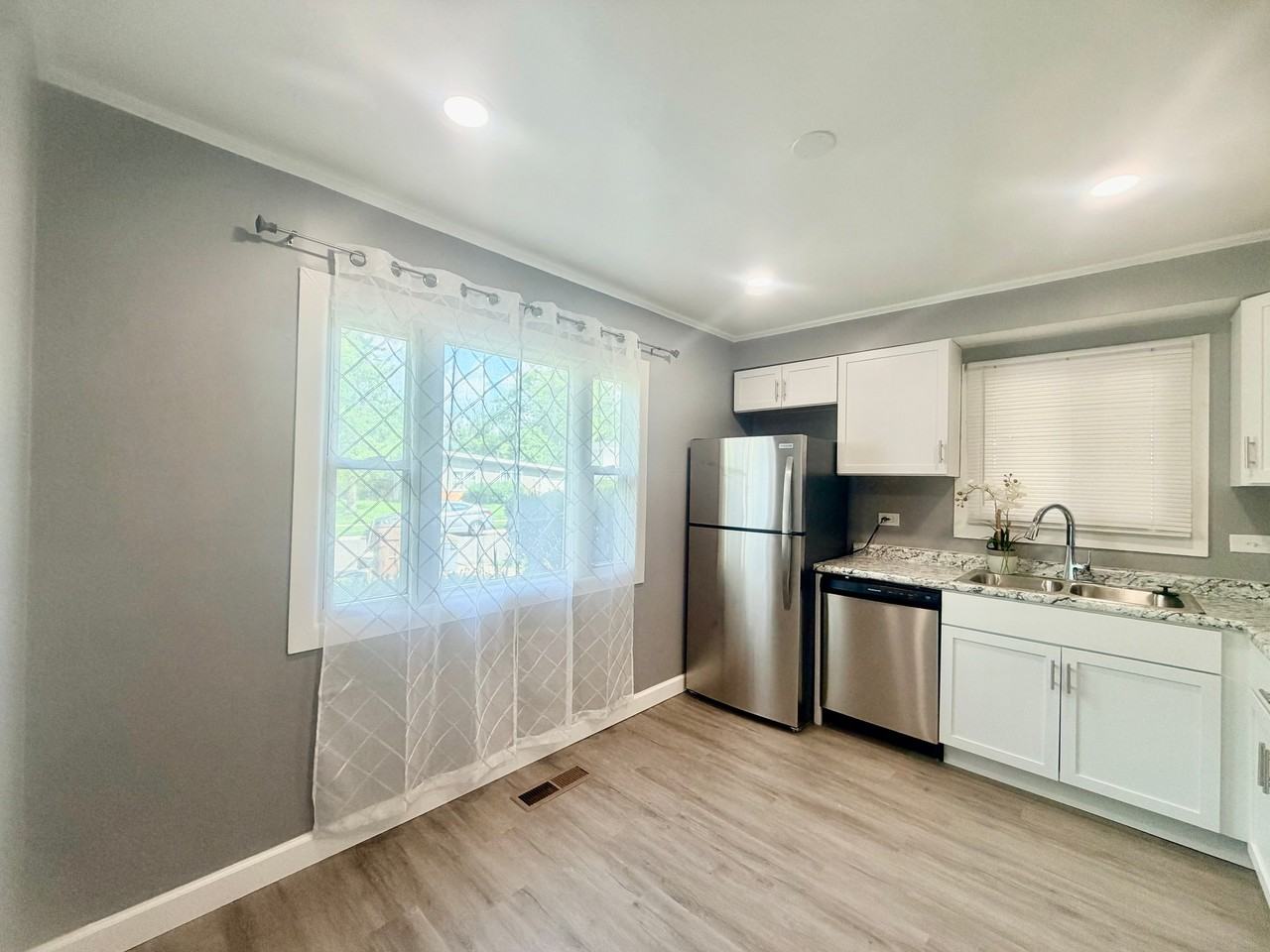 450 Tomahawk St - Photo 2 of 14