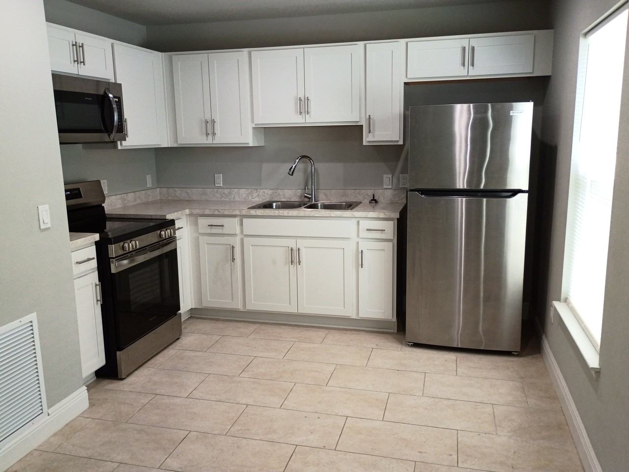 216 Center St - Photo 6 of 9