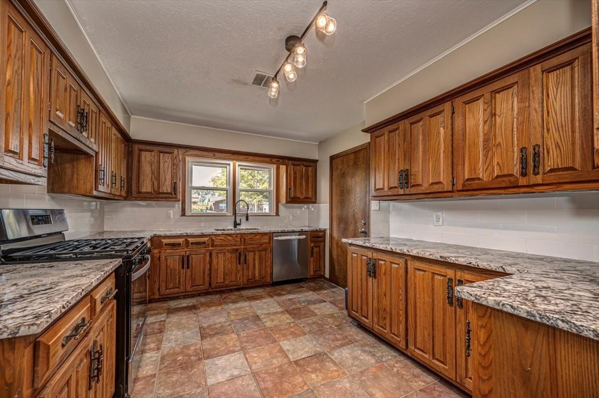 809 N Ross Ave - Photo 7 of 19