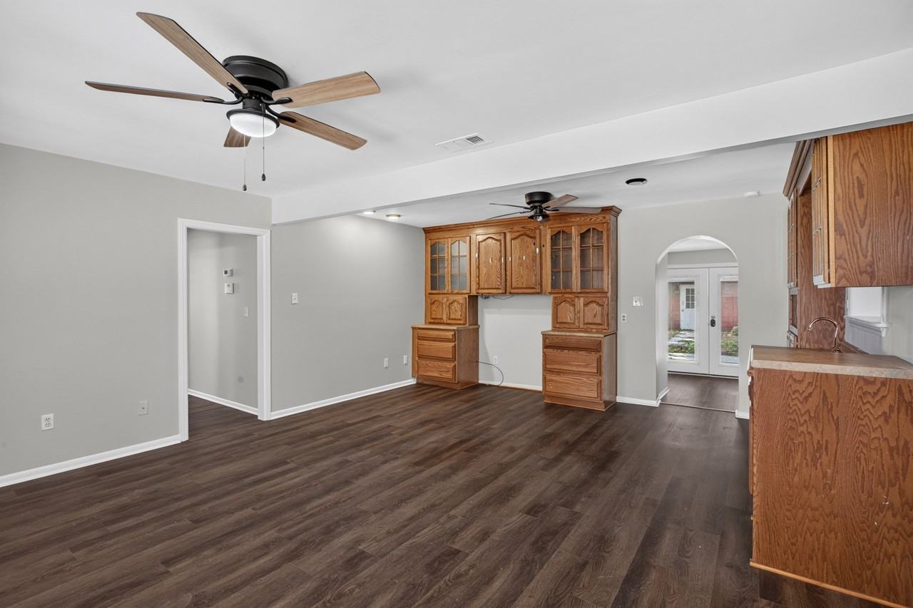 1521 Randee Dr - Photo 3 of 20