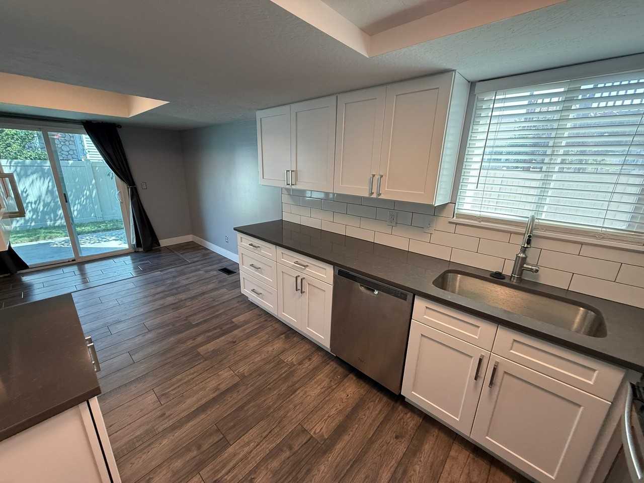 1242 E Freshman Cir - Photo 7 of 23
