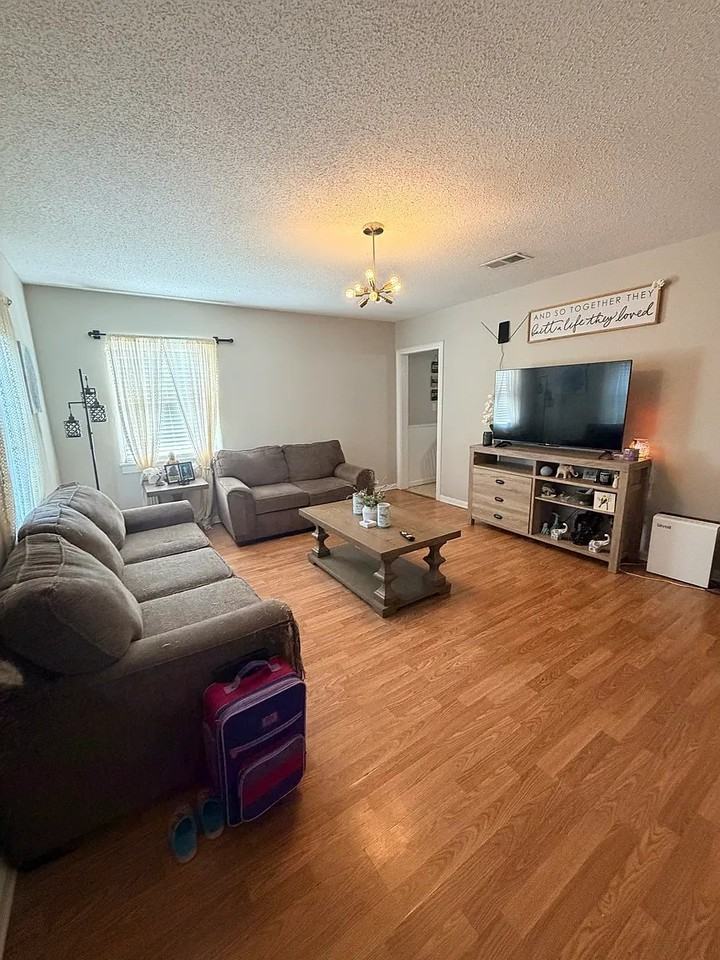2092 Heckle St - Photo 2 of 9