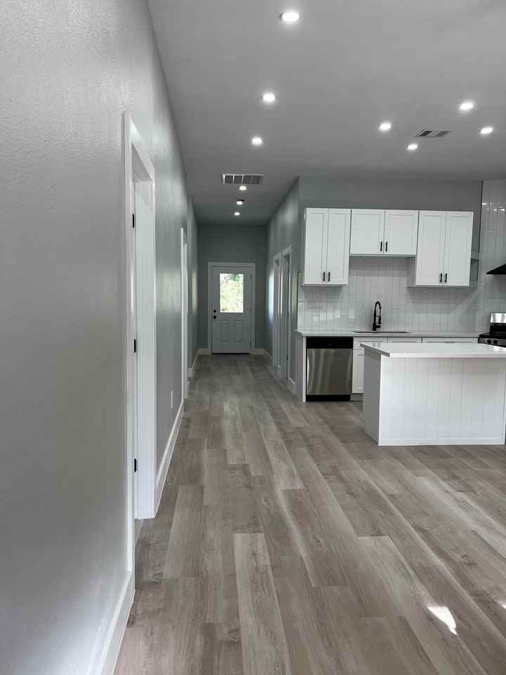 982 Dundee St #982 - Photo 3 of 17
