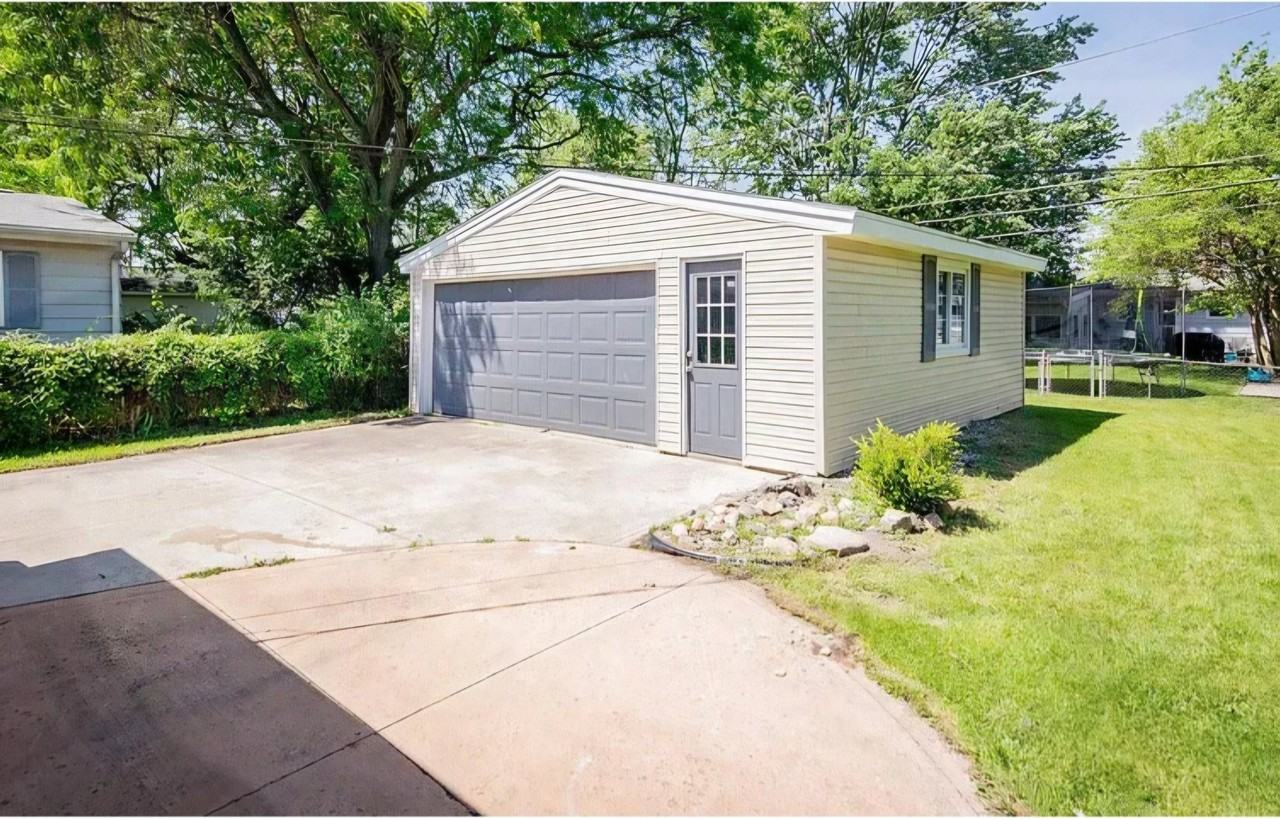 2715 Farnsworth Dr - Photo 2 of 11