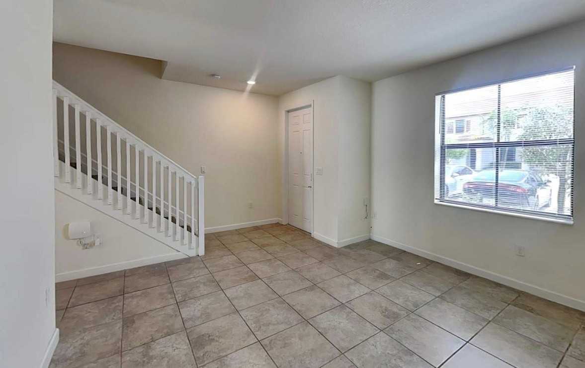 22541 Hickory Hill Sq - Photo 2 of 6