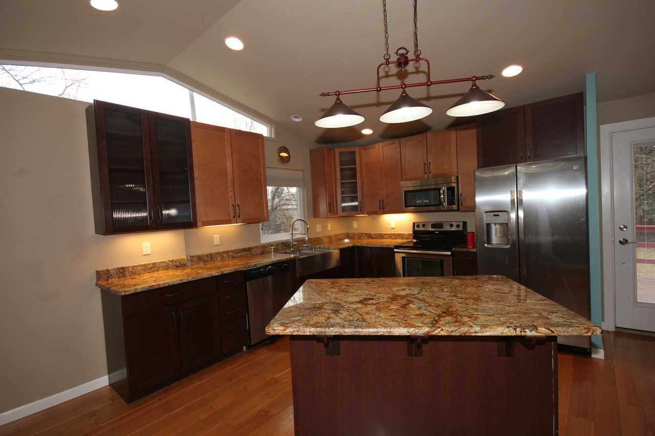 819 E 10th St - Photo 3 of 12