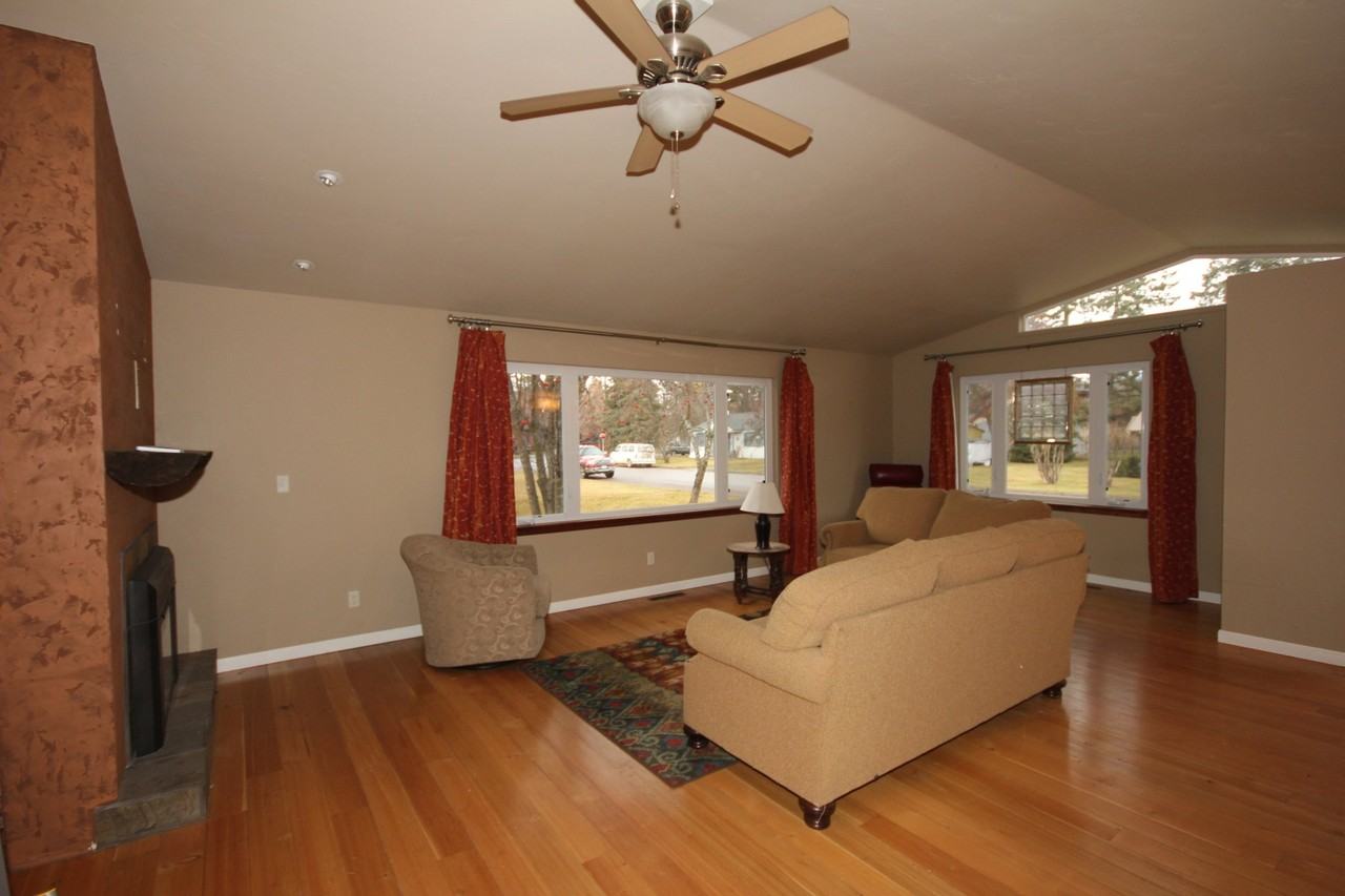 819 E 10th St - Photo 4 of 12