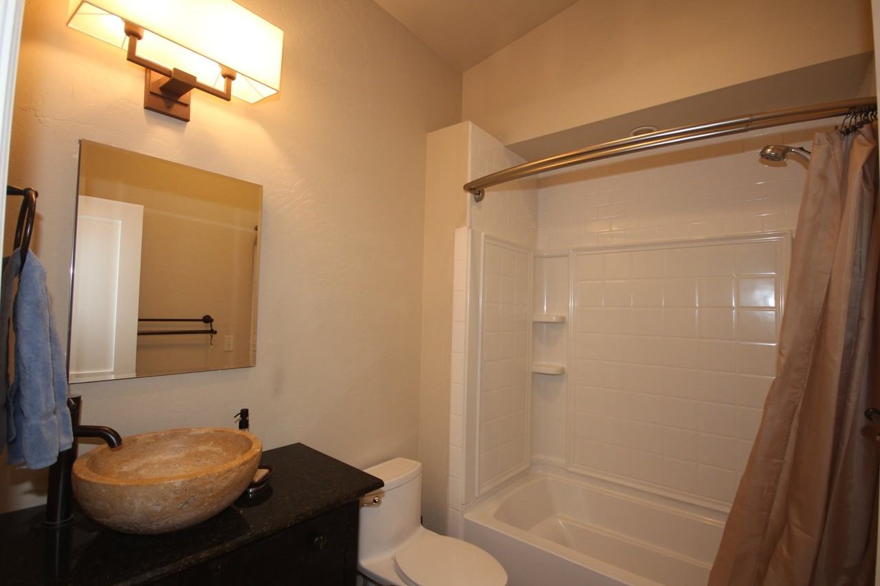 819 E 10th St - Photo 5 of 12