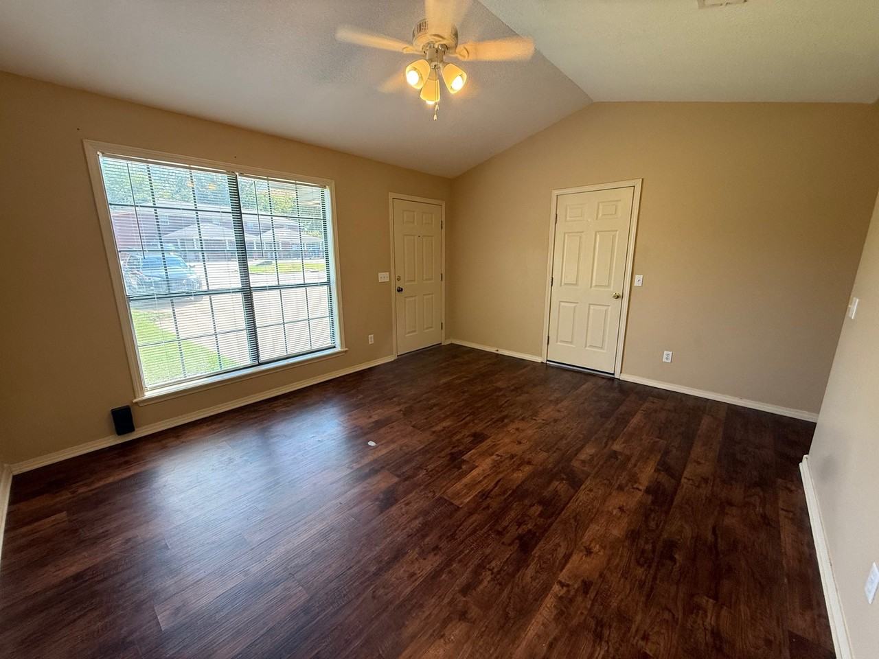 2618 W C St - Photo 4 of 26