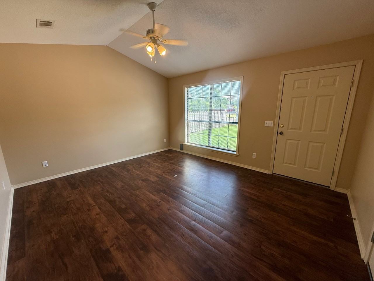 2618 W C St - Photo 5 of 26