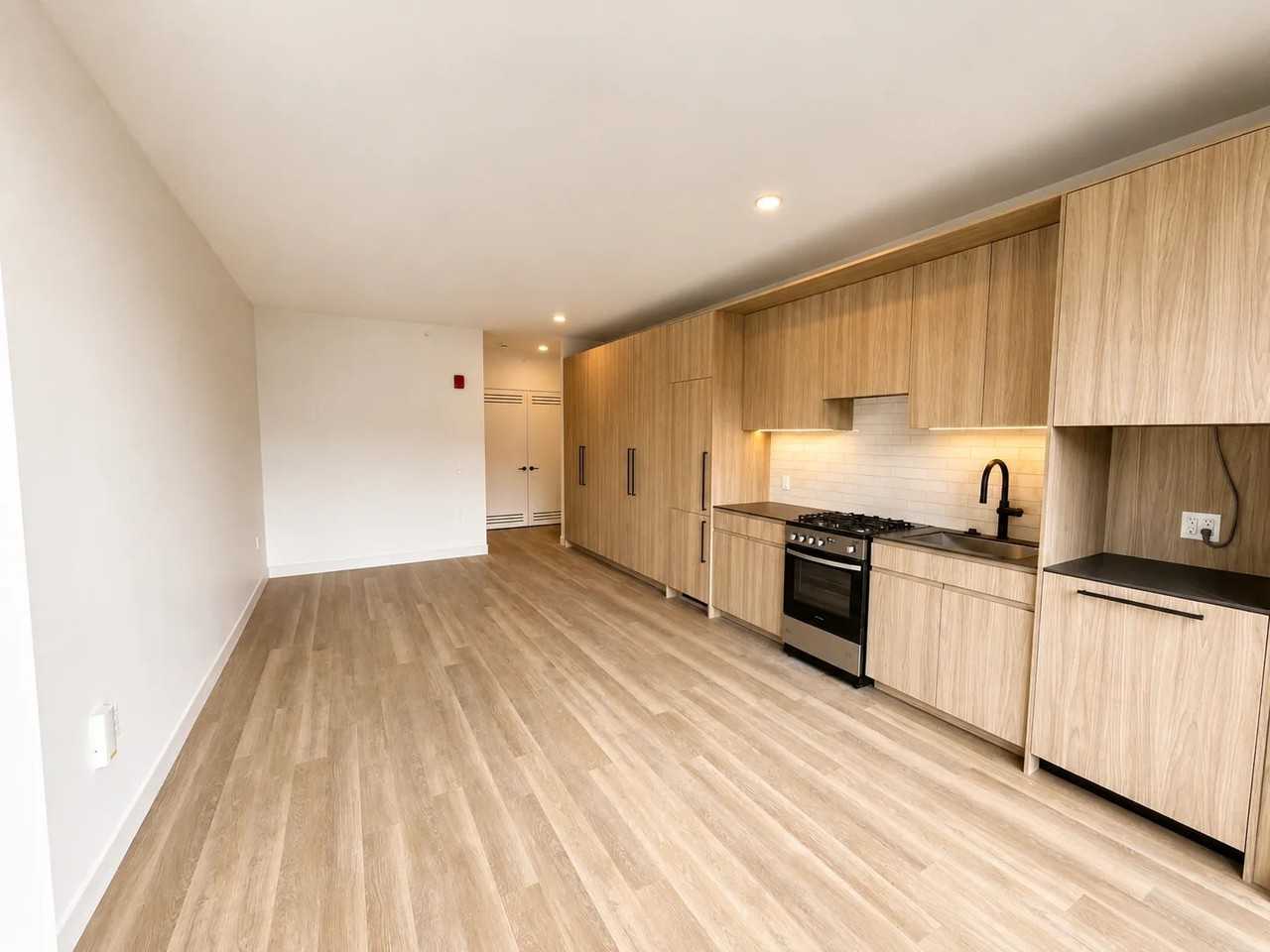 1357 W Fulton St - Photo 4 of 14