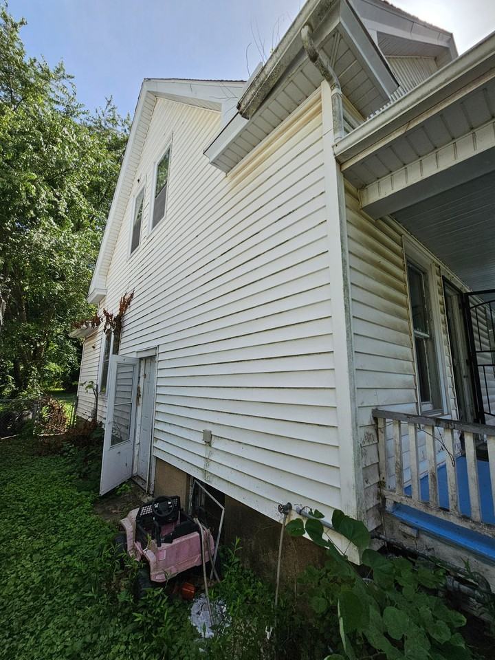 945 W Packard St - Photo 2 of 20