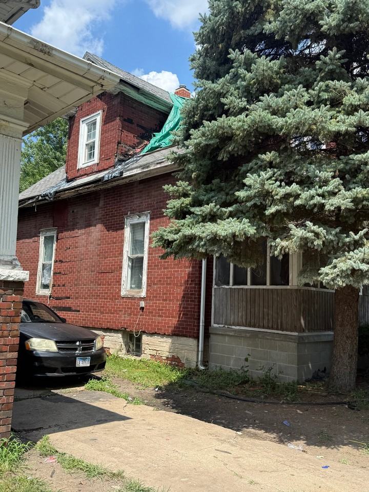 442 W Division St - Photo 3 of 18