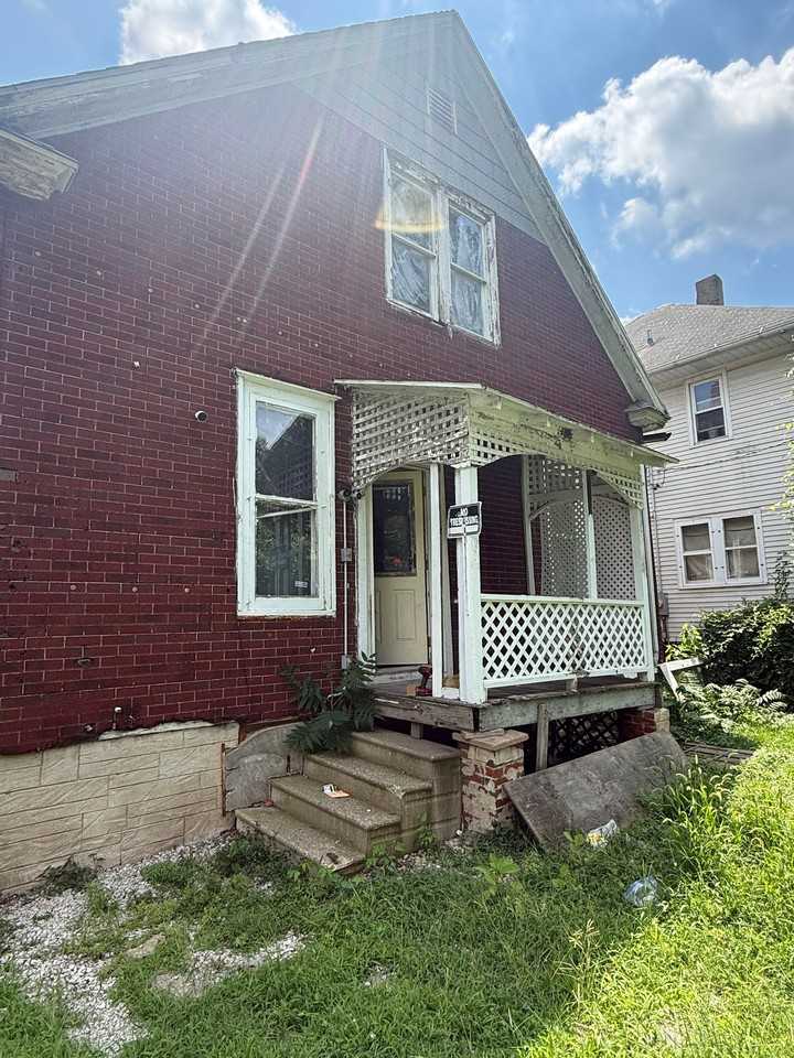 442 W Division St - Photo 4 of 18