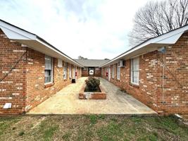 featured image of 208 Cloverleaf Dr #2B