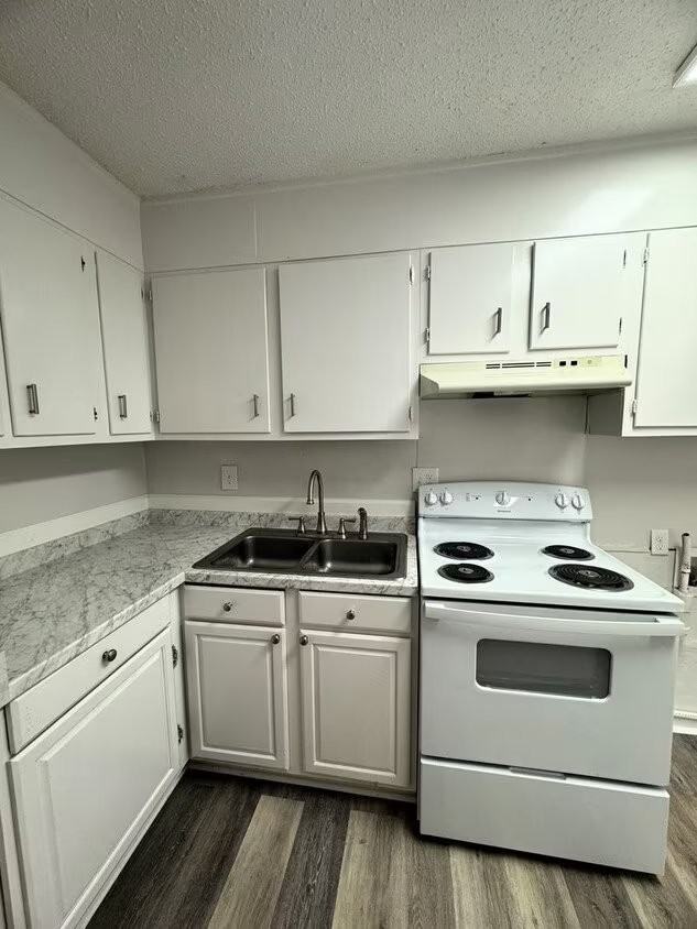 208 Cloverleaf Dr #2B - Photo 3 of 15