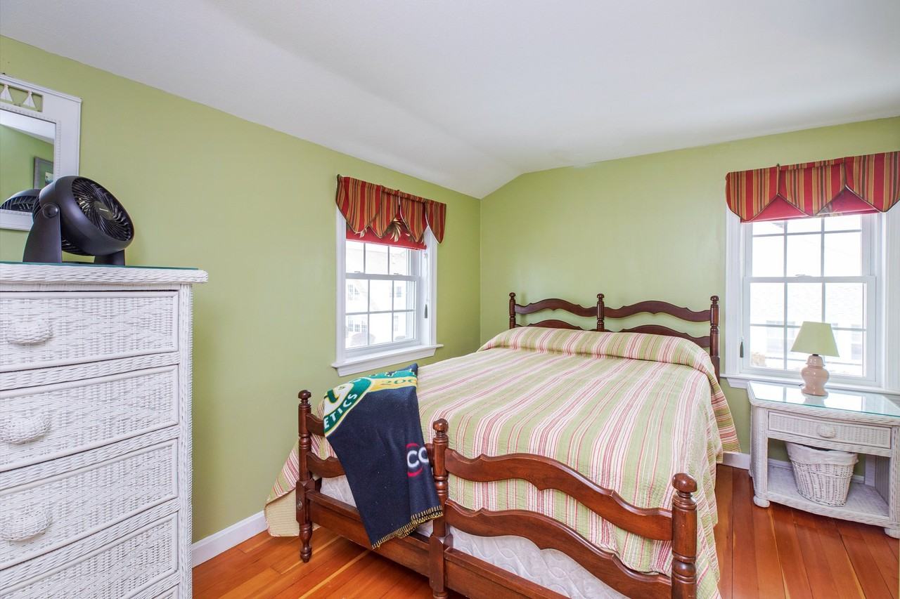 887 Ocean Blvd - Photo 2 of 18