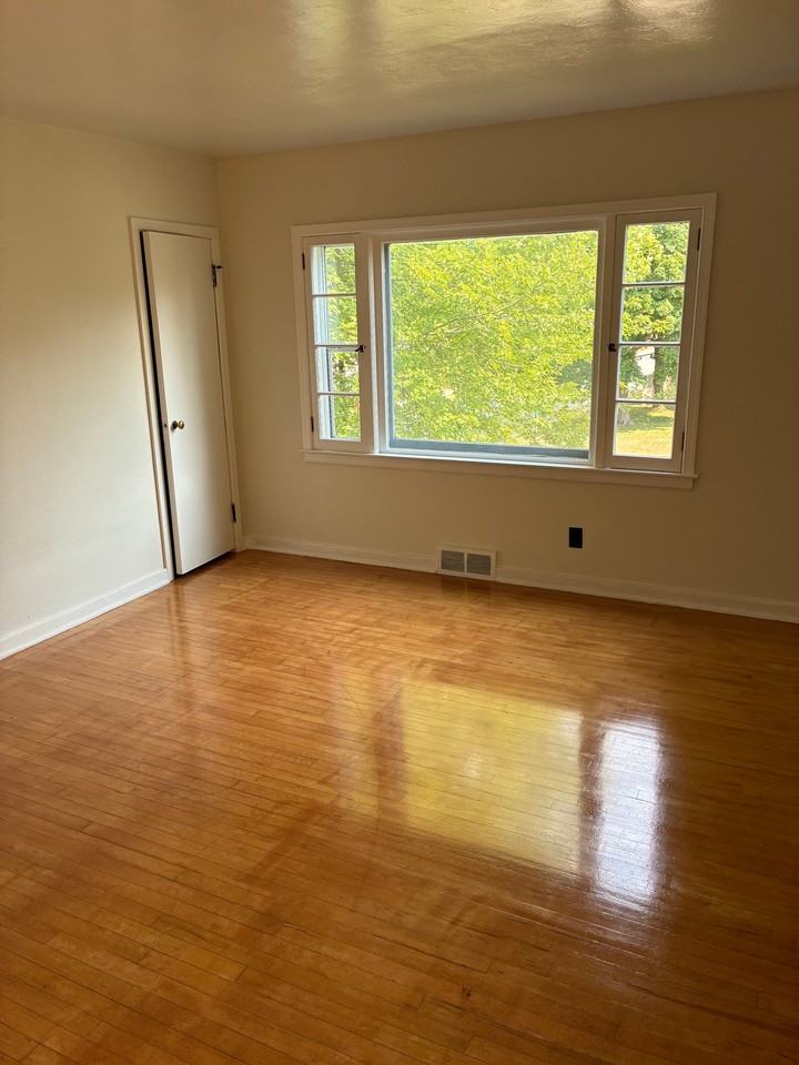 Marinette Ave - Photo 3 of 12