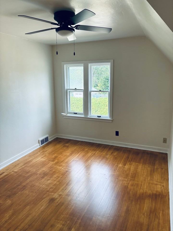 Marinette Ave - Photo 5 of 12