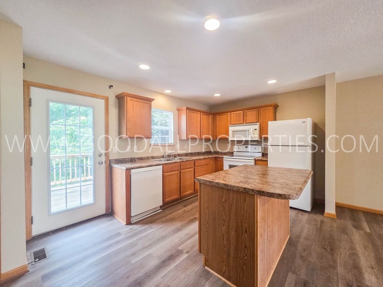 15305 Townsend Ave - Photo 2 of 16