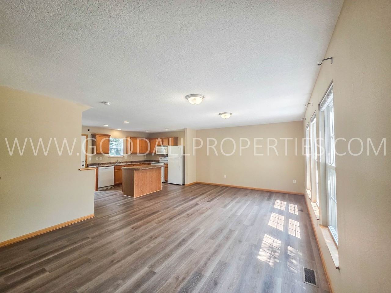 15305 Townsend Ave - Photo 4 of 16