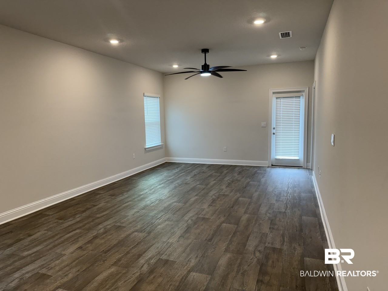 19130 Treehill Ln - Photo 2 of 16