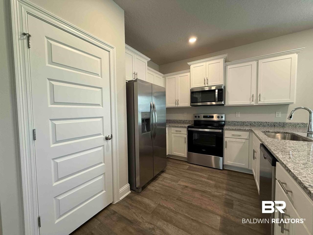 19130 Treehill Ln - Photo 3 of 16