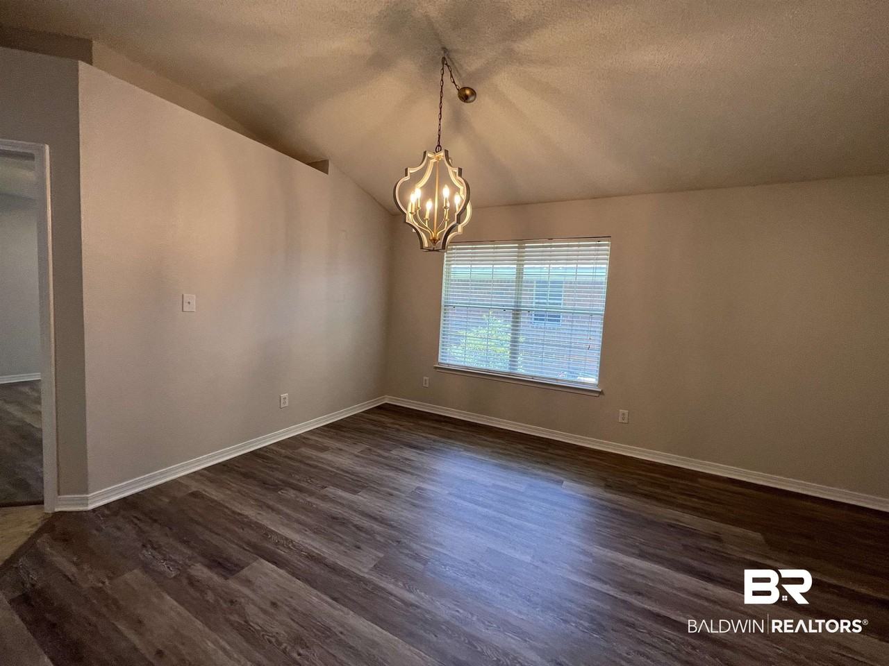 154 Cypress Ln - Photo 4 of 15