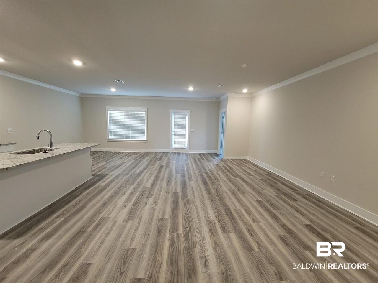 1045 Hayward Loop - Photo 4 of 19