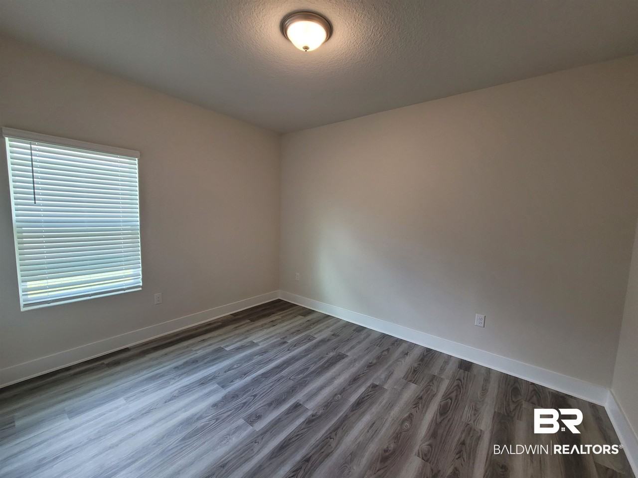 1045 Hayward Loop - Photo 7 of 19