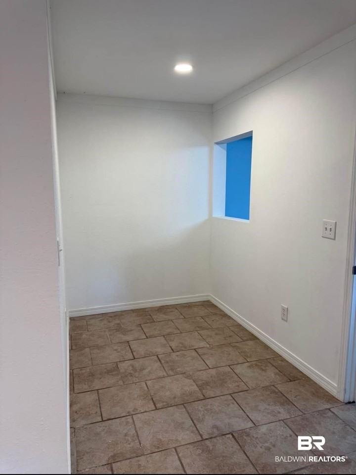 18786 Hillside Cir S - Photo 4 of 9