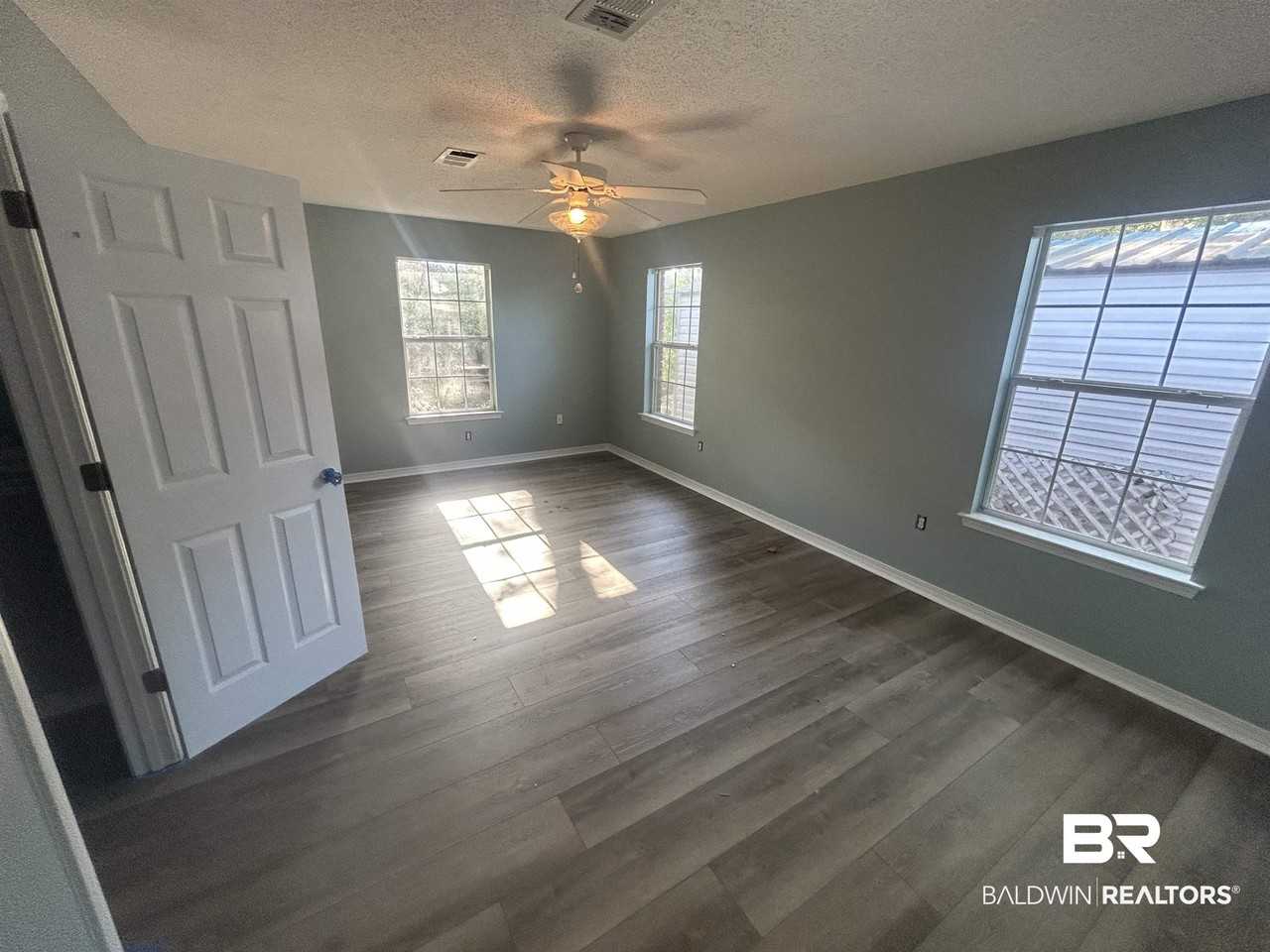 29595 Canal Rd - Photo 3 of 8