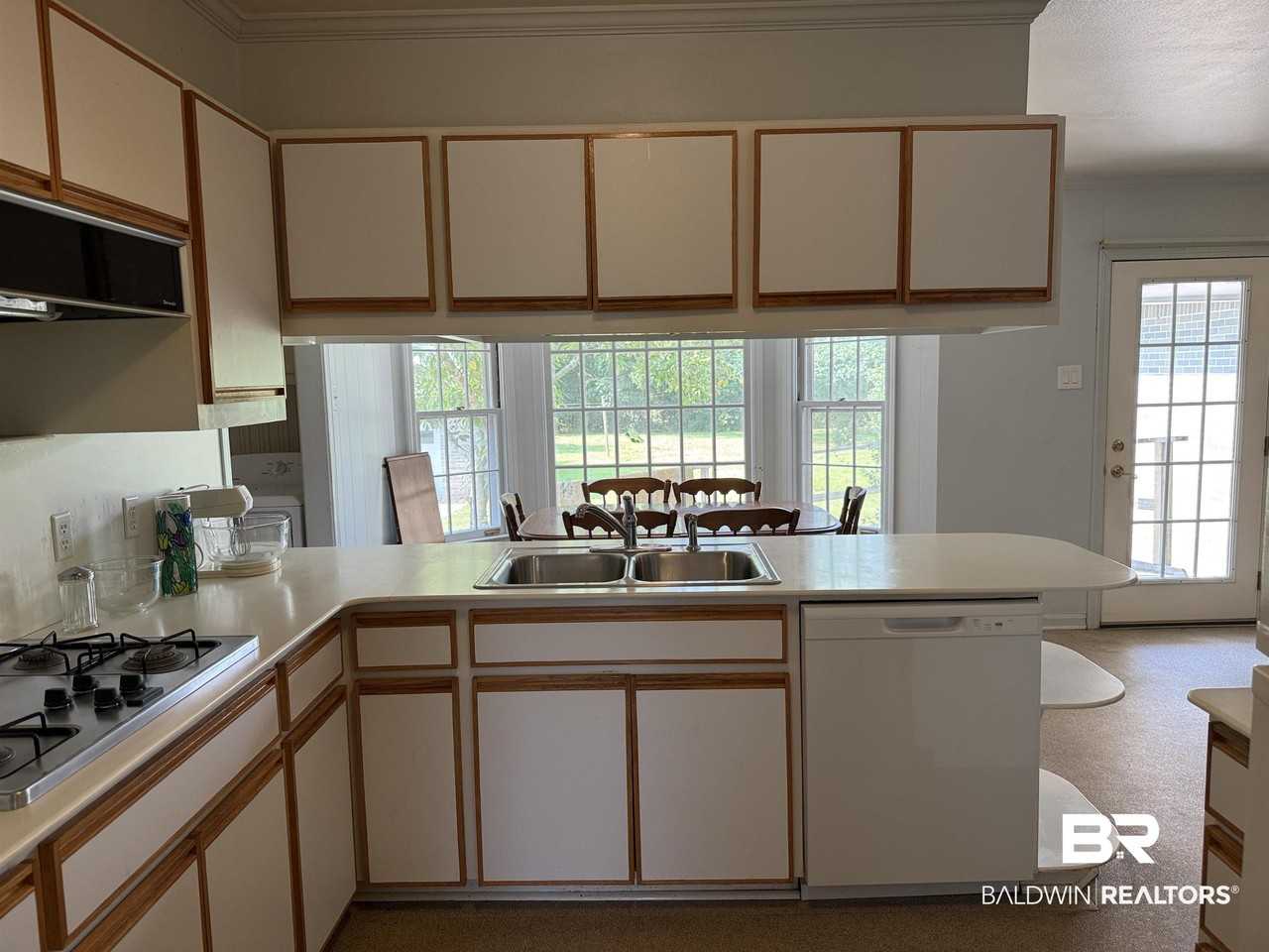 110 Patrician Dr - Photo 6 of 30