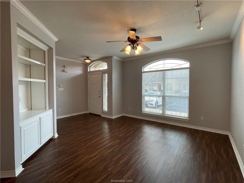 204 Fraternity Row - Photo 3 of 16