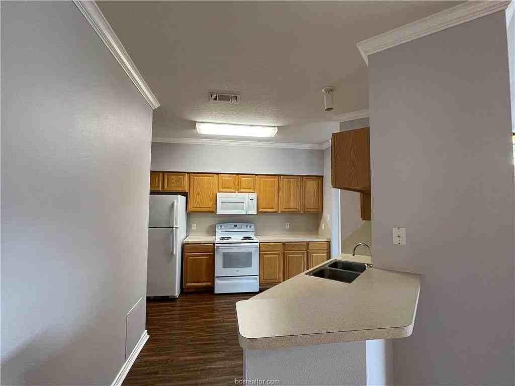 204 Fraternity Row - Photo 5 of 16