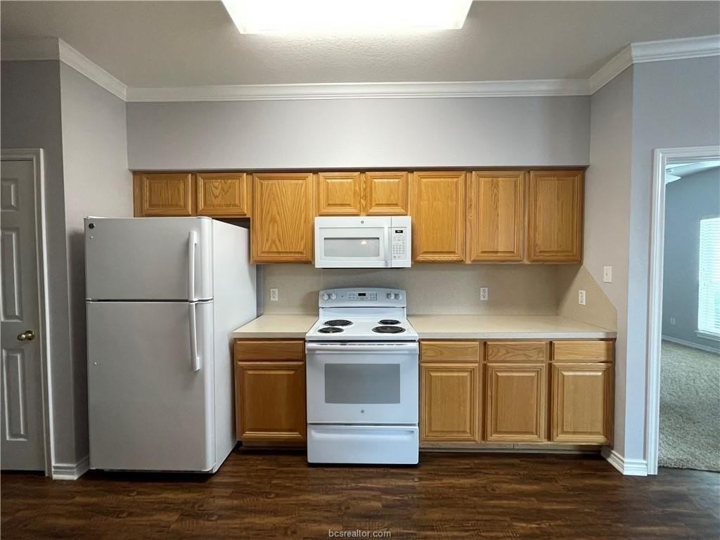 204 Fraternity Row - Photo 6 of 16