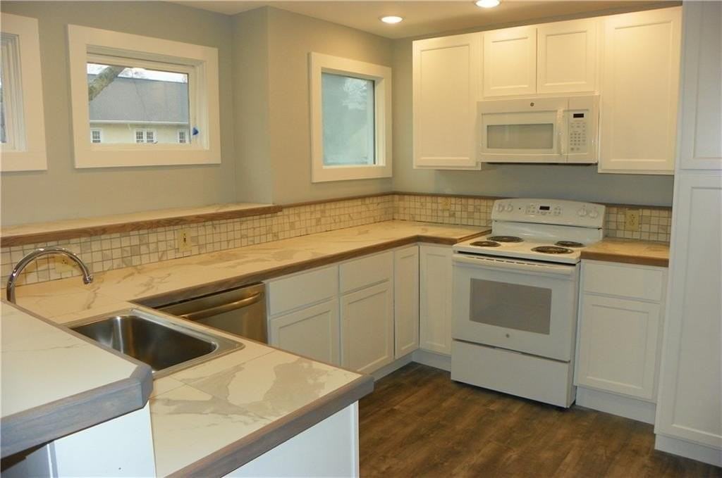 1067 N Winton Rd - Photo 5 of 9