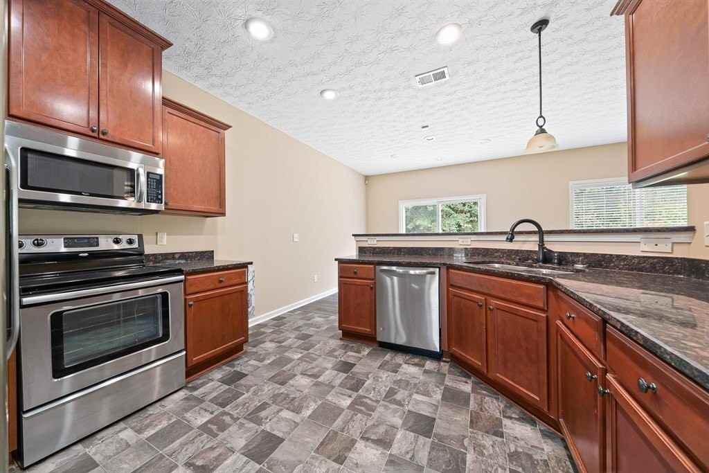 2 Lincolnshire Ln - Photo 5 of 36